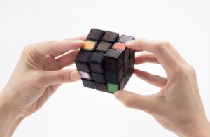 真っ黒のルービックキューブから色が現れる！？「ルービックキューブファントム」が10月下旬発売