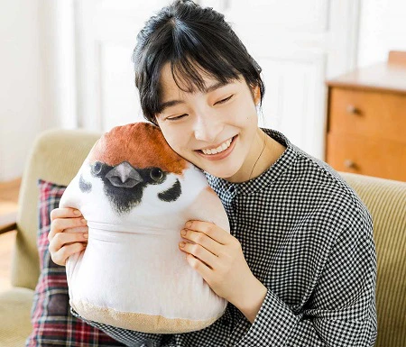 すずめのふっくら丸い姿をリアルに再現！「ふくらすずめのもっちりクッション」が、フェリシモ「YOU+MORE!」から誕生