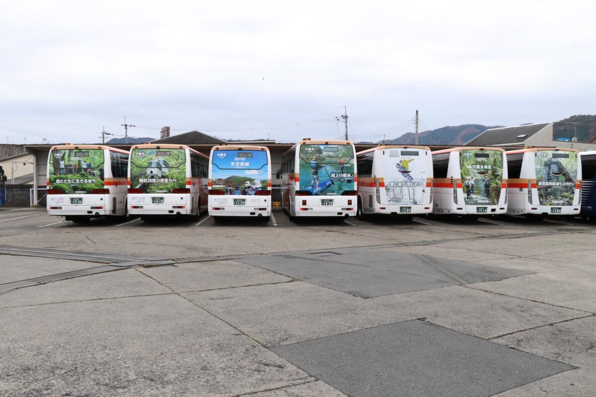ラッピングバスで宍粟市をＰＲ、高速バスが運行開始。車体後部にアウトドア体験