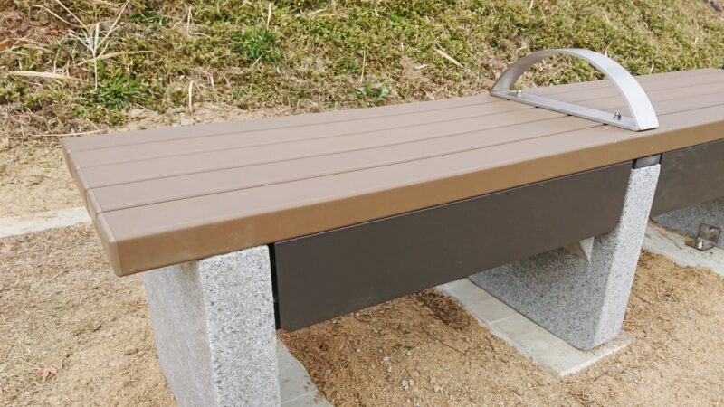 いざという時に「変形」するベンチ。辻川山公園に新たに設置│福崎町