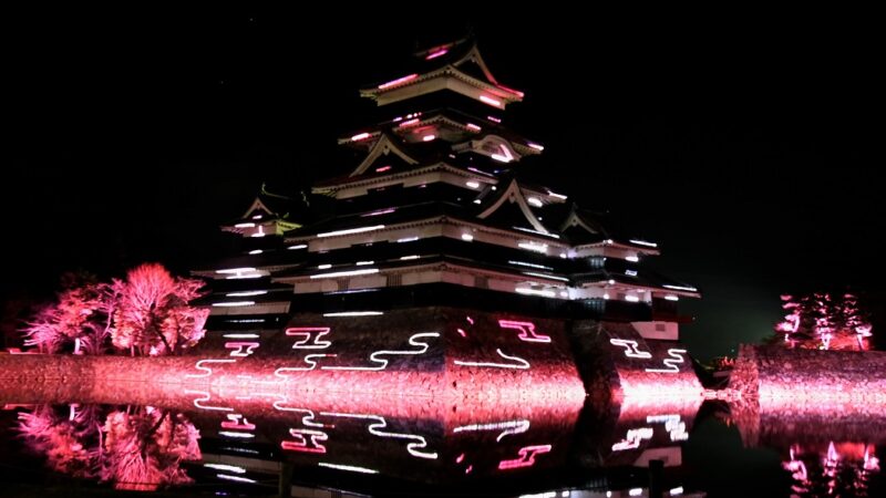 国宝松本城でレーザーマッピング「氷晶きらめく水鏡」正月特別演出が実施