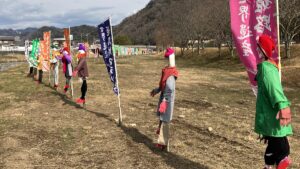 姫路城マラソンランナーを心で応援。無言の応援団、夢前川に集結｜姫路市