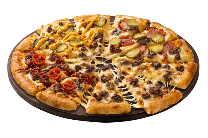 【ドミノピザ】一見ピザ！食べるとバーガー！？新感覚『バーガーピザ・クワトロ』が1月16日発売