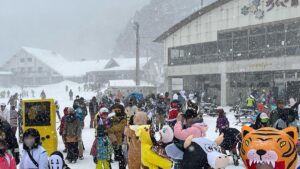 雪上の仮装大会「ちくさ高原雪まつり」開催│宍粟市