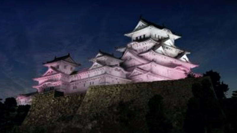 彩雲に包まれる「姫路城」。新ライトアップ３月２５日から
