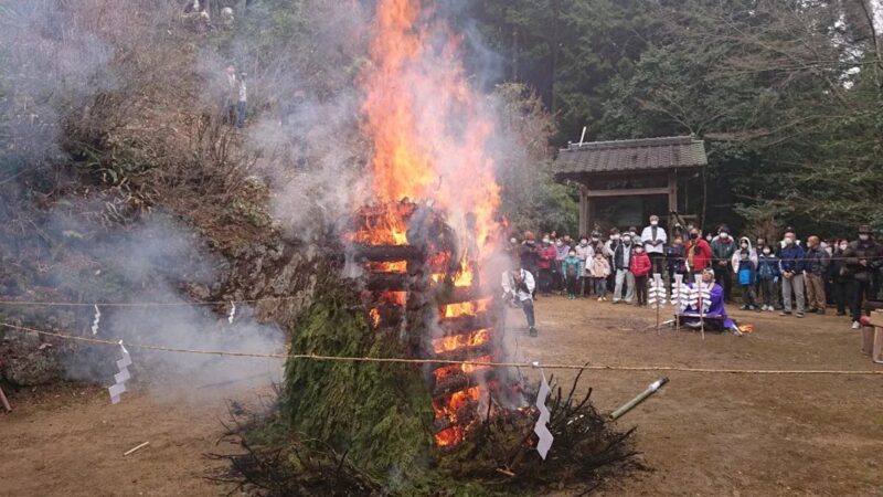 愛宕山法性寺の春会式が3年ぶりに開催、火渡りで無病息災を祈願｜神河町