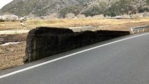 なにかの遺構？夢前川ほとりのガード岩が気になる│姫路市夢前町