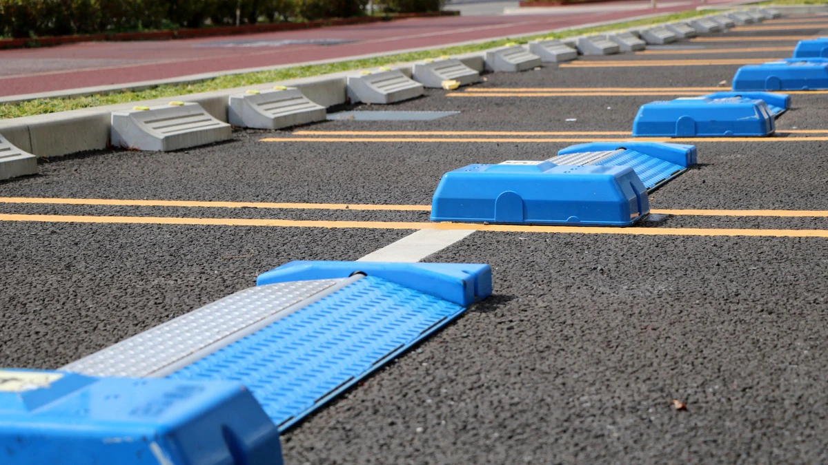 ロック板（車止め）