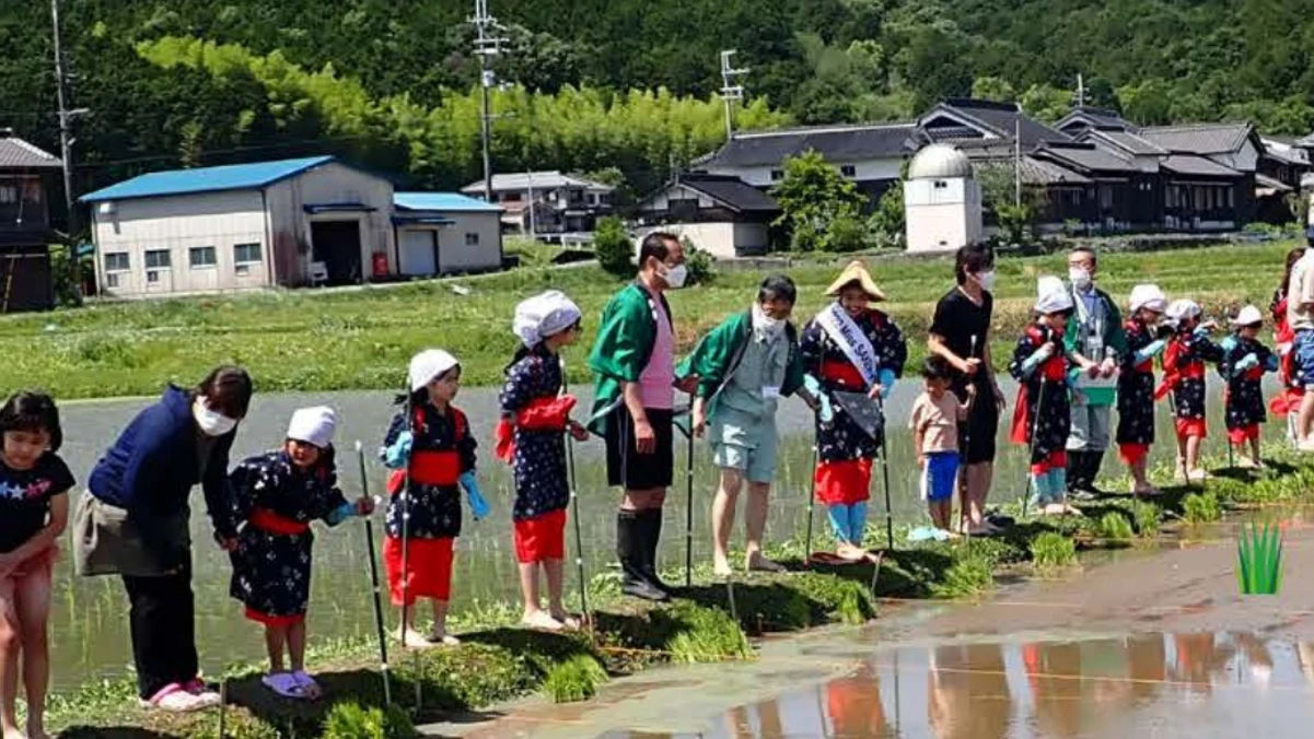 多可町で田植え体験2025！福光屋の特別企画「酒だるガチャガチャ」も登場