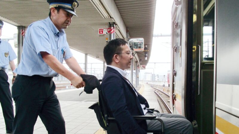 姫新線の一部に試行を拡大。無人駅での乗務員による車いす乗降サポート
