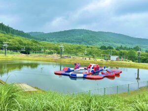 峰山高原リゾートに新アクティビティが登場！ウォーターアスレチック「ざっばーーんMINEYAMA」が7/21(金)オープン