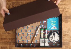 「ドラえもん」のすこしおとなの文具が、9月より郵便局のネットショップで受注販売開始