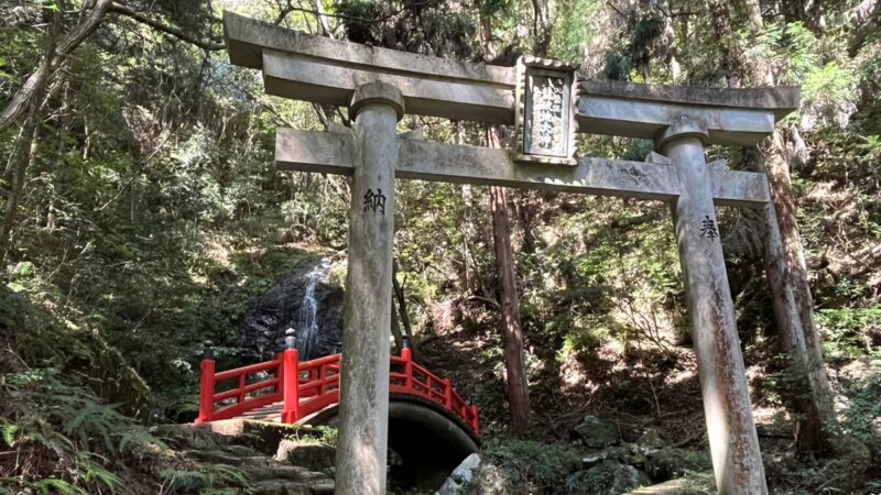 緑に映える朱色の橋。七種神社への太鼓橋がリニューアル│福崎町