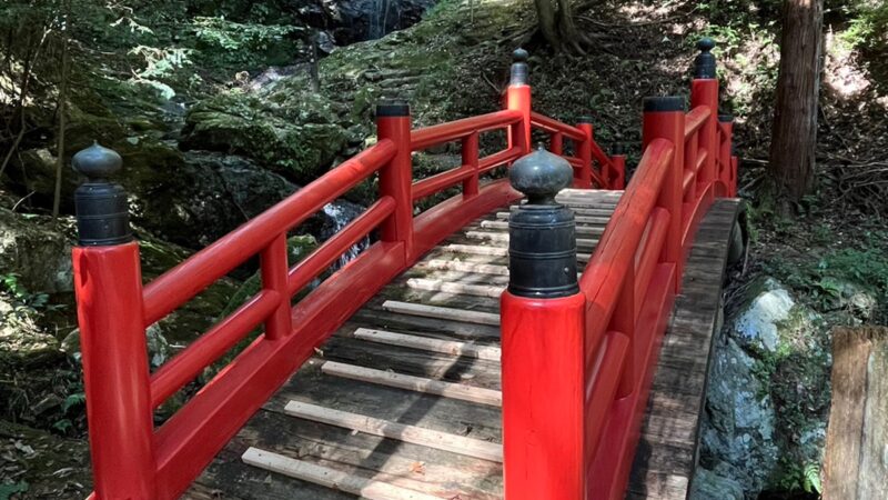 緑に映える朱色の橋。七種神社への太鼓橋がリニューアル│福崎町