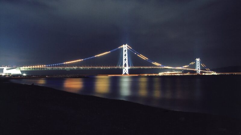 明石海峡大橋が3日間限定で阪神タイガース色にライトアップ