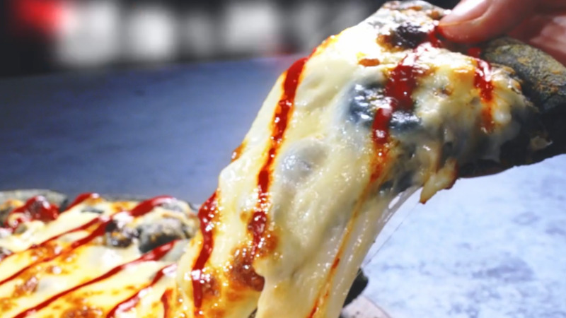 【ドミノピザ】真っ黒な生地に真っ赤な激辛ブラッディソースの「ブラッディハロウィンピザ」が発売