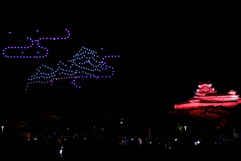 【姫路市】姫路城で初のドローンショーが開催。世界文化遺産登録30周年を盛大に祝う