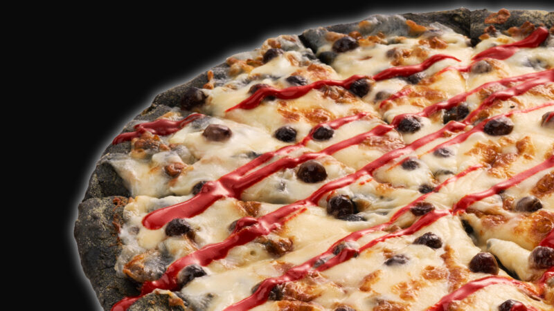 【ドミノピザ】真っ黒な生地に真っ赤な激辛ブラッディソースの「ブラッディハロウィンピザ」が発売