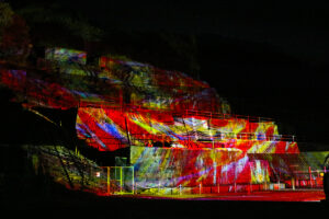 極彩色の光の掛け軸で幻想的な空間に。神子畑選鉱場跡ライトアップイベントが開催｜朝来市