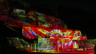 極彩色の光の掛け軸で幻想的な空間に。神子畑選鉱場跡ライトアップイベントが開催｜朝来市