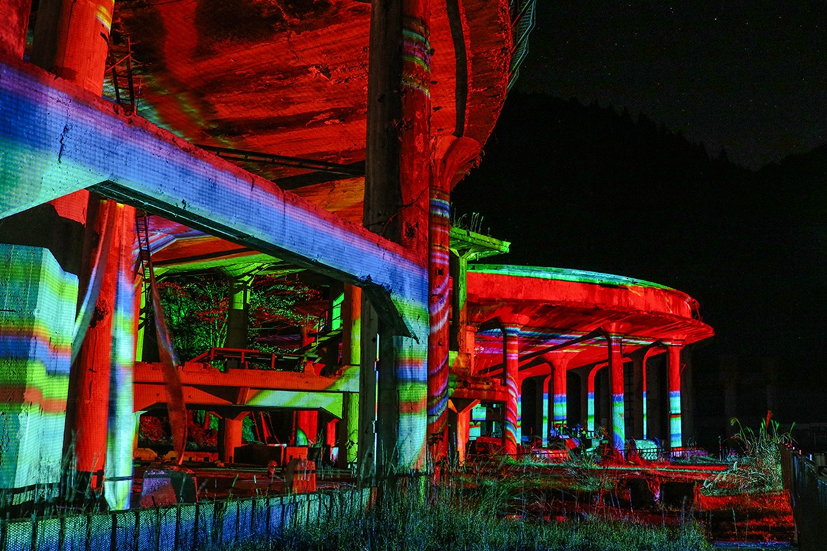 極彩色の光の掛け軸で幻想的な空間に。神子畑選鉱場跡ライトアップイベントが開催｜朝来市