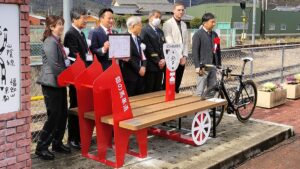 甘地駅前に銀の馬車道「アートワーク・市川」完成。ストーリーの見える化と誘客促進／市川町