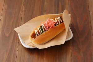 鳥貴族の焼鳥がホットドッグになった！初のパンメニューが期間限定で販売
