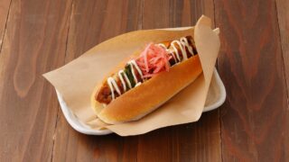 鳥貴族の焼鳥がホットドッグになった！初のパンメニューが期間限定で販売