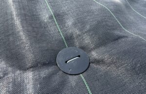 農業作業をシンプルに、効率的に。コメリ、組み立てのいらないシート押さえピン、シート押さえ釘を順次発売