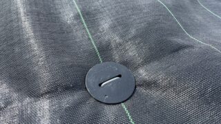 農業作業をシンプルに、効率的に。コメリ、組み立てのいらないシート押さえピン、シート押さえ釘を順次発売