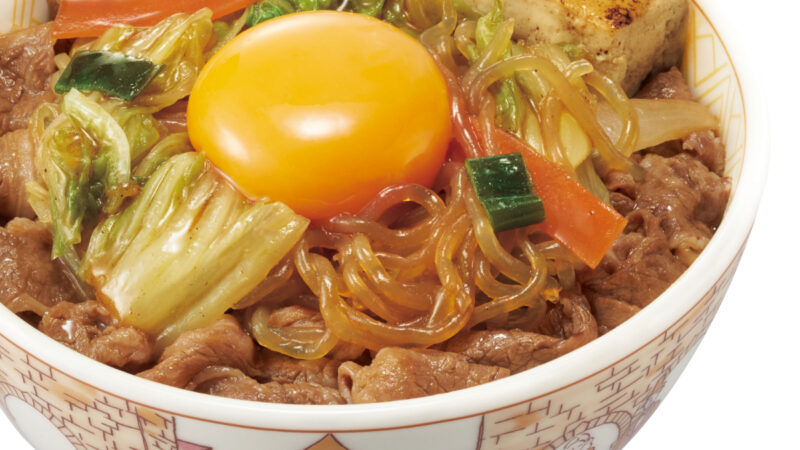 【すき家】丼の上に月が出た！たまごを月に見立てた季節商品「月見すきやき牛丼」が今年も登場