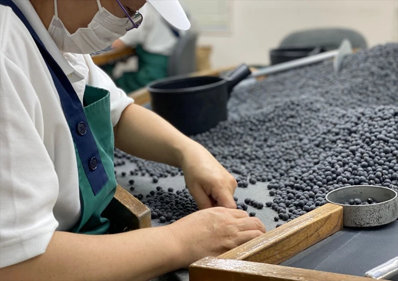 丹波篠山 黒豆 × 岡山デニム、2大産地のコラボが実現。「黒豆デニムバッグ-丹波-」を発表