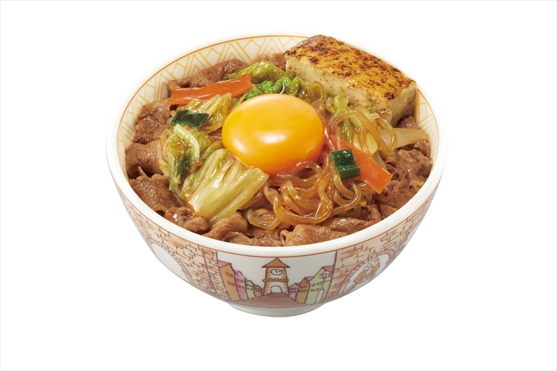 【すき家】丼の上に月が出た！たまごを月に見立てた季節商品「月見すきやき牛丼」が今年も登場