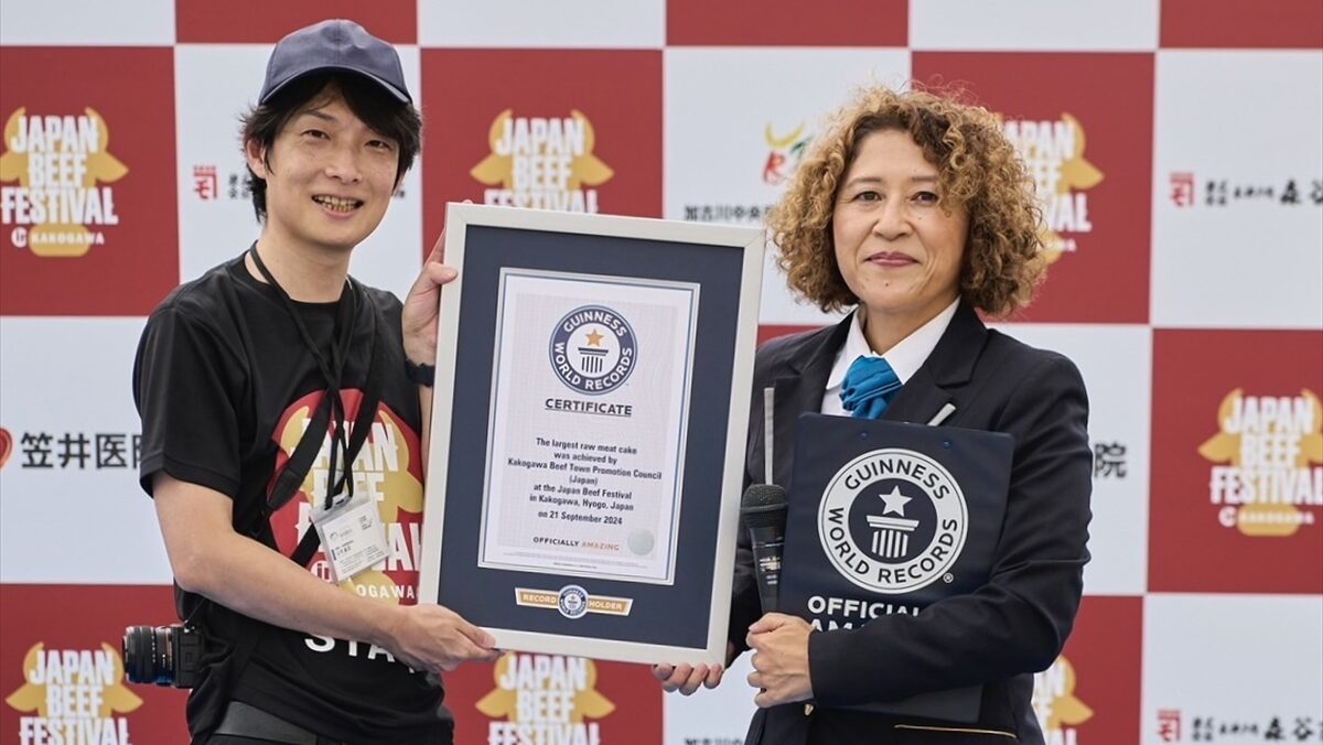 重さ127.55kg！加古川で世界最大の生肉ケーキがギネス世界記録を達成