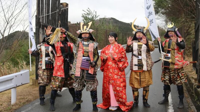 甲冑隊と姫がお出迎え！令和7年度 竹田城跡「山開きイベント」開催／朝来市