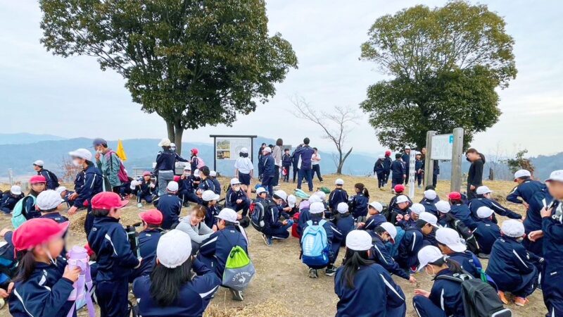 八千種小学校の児童が春日山登山！地域を学びながら元気に登頂