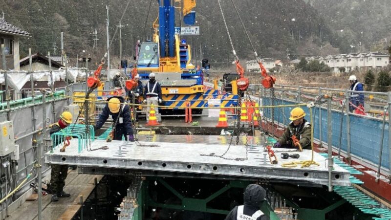 国道29号で初の試み――UFC道路橋床版を1車線規制で導入。通行影響を最小限に／宍粟市