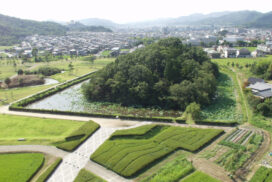 玉丘古墳を通り高室の石山へ『ふるさと再発見ハイキング』が開催｜加西市
