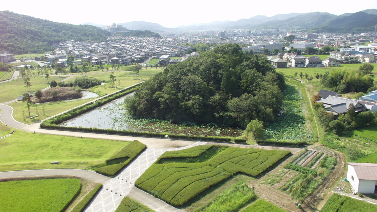 玉丘古墳を通り高室の石山へ『ふるさと再発見ハイキング』が開催｜加西市