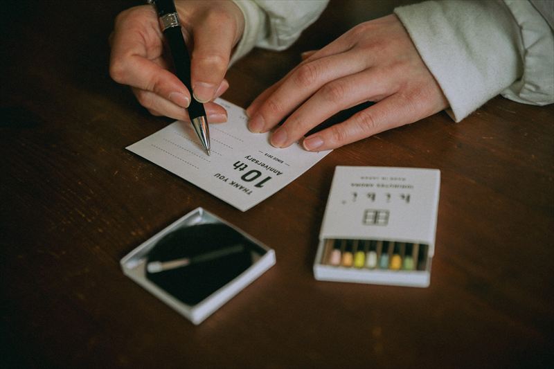 兵庫県発お香ブランド「hibi」が10周年を記念して、〈hibi for you〉4種を販売