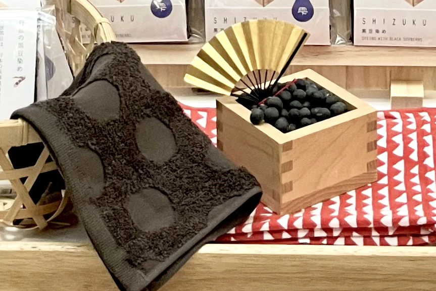丹波篠山の黒豆で染めた泉州タオル「雫～SHIZUKU～」タオルハンカチが誕生