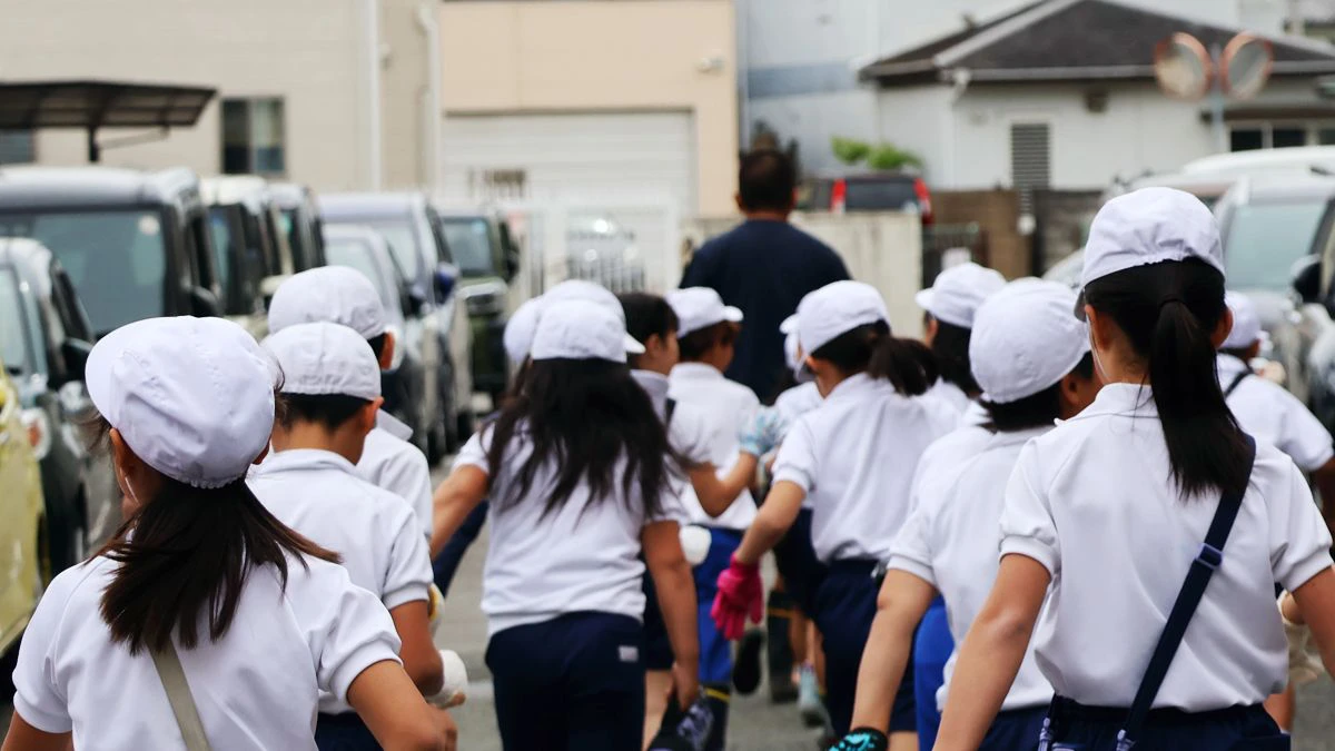 黄金の穂と笑顔が弾ける！福崎小学校で「もち麦刈り取り体験」／福崎町