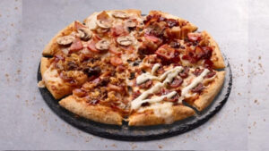 【ドミノ・ピザ】梅雨はおうちでアツアツのピザを楽しもう！「雨の日はピザ日和キャンペーン」開催