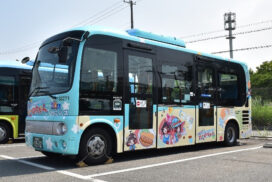 加古川市のかこバス、加古川市の魅力を詰めこんだ新ラッピングバスが走行中
