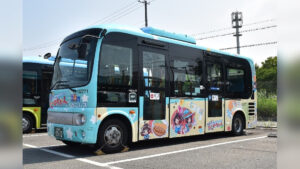 加古川市のかこバス、加古川市の魅力を詰めこんだ新ラッピングバスが走行中