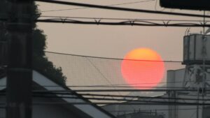 太陽がめっちゃおいしそう！福崎町の空の夕日がヤバい。これって黄砂？PM2.5？謎の現象に驚愕