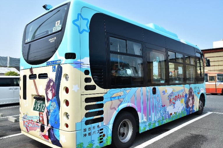 加古川市のかこバス、加古川市の魅力を詰めこんだ新ラッピングバスが走行中