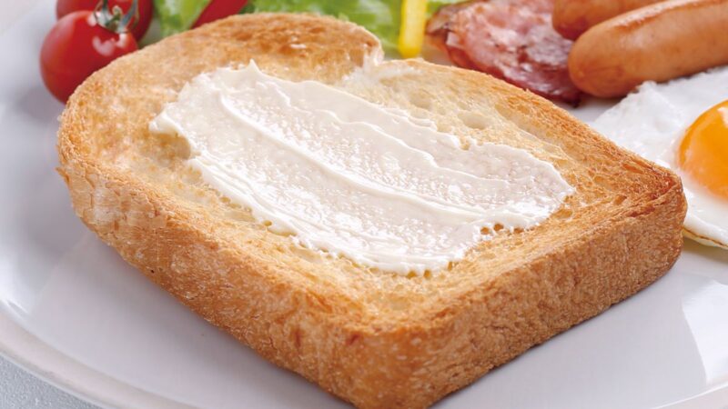 【新商品】パン好きさんに朗報！バターと熟成チーズがとろける「明治スプレッタブル」新フレーバーが登場