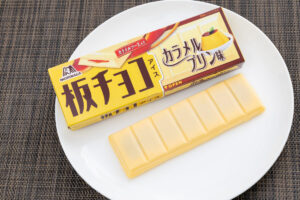 数量限定！ほろ苦カラメルが香る「板チョコアイス カラメルプリン味」がセブン限定で登場