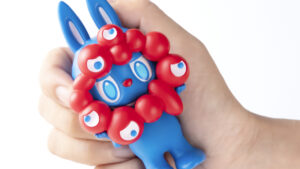 「ラブブ」と「ミャクミャク」が夢のコラボレーション！万博会場内オフィシャルストアにオリジナルフィギュアが登場